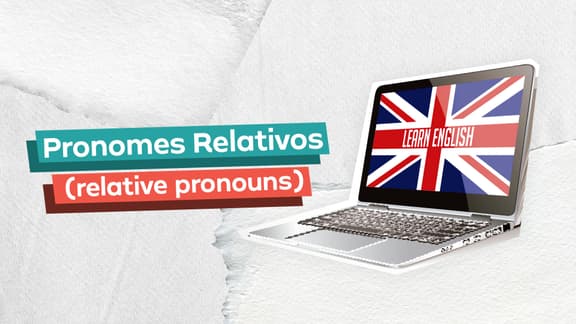 Frase "Pronomes relativos (relative pronouns)" do lado esquerdo e, logo a direita, a imagem de um notebook com a bandeira da Grâ-Bretanha